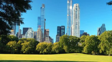 Central Park 'ta sonbahar. ABD, New York Eyaleti, New York Şehri, Manhattan ufuk çizgisi ve Central Park ön planda. Amerika 'nın en ünlü yerleri insan yok. 12 Ekim 2024 