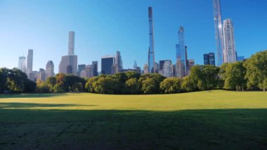 Central Park 'ta sonbahar. ABD, New York Eyaleti, New York Şehri, Manhattan ufuk çizgisi ve Central Park ön planda. Amerika 'nın en ünlü yerleri insan yok. 12 Ekim 2024 