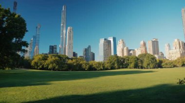 Central Park 'ta sonbahar. ABD, New York Eyaleti, New York Şehri, Manhattan ufuk çizgisi ve Central Park ön planda. Amerika 'nın en ünlü yerleri insan yok. 12 Ekim 2024 