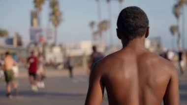 Los Angeles kortunda sokak basketbolcusu. Adam spor yapıyor, gün doğumunda basketbol oynuyor. Atletik siyahi adam sahada sırt topu yeteneğini gösteriyor. Sokak basketbolu oynayan arkadaşlar