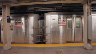 New York metro istasyonunda treni bekleyen bir sürü insan. New York 'ta metro yolculuğu. Manhattan Metro Tabelası. Yükseltilmiş Metro Treni ve New York City Skyline