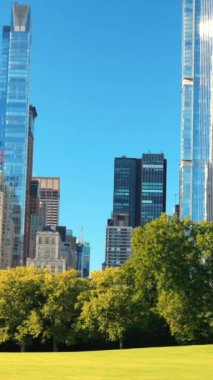 Central Park 'ta sonbahar. ABD, New York Eyaleti, New York Şehri, Manhattan ufuk çizgisi ve Central Park ön planda. Amerika 'nın en ünlü yerleri insan yok. 12 Ekim 2024 
