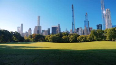 Central Park 'ta sonbahar. ABD, New York Eyaleti, New York Şehri, Manhattan ufuk çizgisi ve Central Park ön planda. Amerika 'nın en ünlü yerleri insan yok. 12 Ekim 2024 