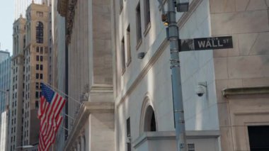 Ünlü Wall Street ve New York 'taki bina, vatansever bayrağıyla New York Borsası. New York Borsası 'nın köşesindeki Wall Street yol tabelası. New York Borsası