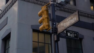Broadway ve Wall Street tabelası, New York, ABD. Wall Street ve Broadway. Taksi caddesi, ticari reklamların yoğun bir turist kavşağı ve New York ve ABD 'nin ünlü bir caddesi.