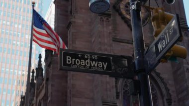 Broadway ve Wall Street tabelası, New York, ABD. Wall Street ve Broadway. Taksi caddesi, ticari reklamların yoğun bir turist kavşağı ve New York ve ABD 'nin ünlü bir caddesi.