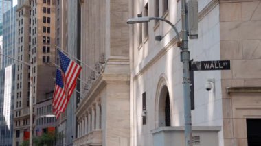 Ünlü Wall Street ve New York 'taki bina, vatansever bayrağıyla New York Borsası. New York Borsası 'nın köşesindeki Wall Street yol tabelası. New York Borsası
