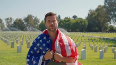 Amerikan bayrağı tutan bir adam. Üzgün dul, yaşlı bir adam mezarlığı ziyaret ediyor. Amerikan bayrağı kaybı ve vatanseverliğiyle sarılı bir tabutun yasını tutan asker. Amerikan bayrağı ve mezar taşlarının önündeki adam.