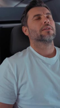 Pencereden dışarı bakan korkmuş bir erkek yolcu var. Adam uçuş sırasında panik atak geçiriyor. Uçma korkusu ya da uçuş fobisi. Yolcu uçakta korktu ve kötü hissetti.