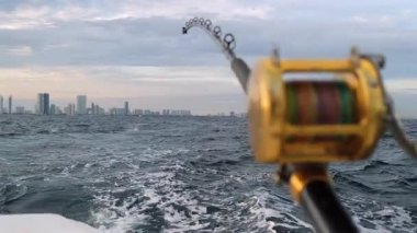 Offshore bobinleri, balıkçılık macerasına hazırlık gösteriyor. Erkek balıkçı, balık avlama metodunu ton balığı için yem olarak kullanır, kılıçbalığı. Sahne tuzlu su balıkçılık ekipmanları ve okyanus yaşam tarzını ön plana çıkarıyor