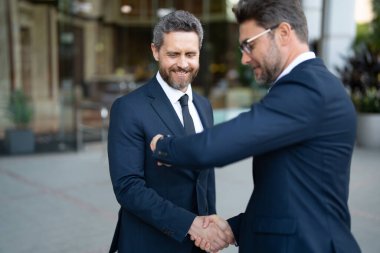 Hukuki toplantıdan sonra iki profesyonel avukat adliye binasından yürüyerek çıkıyor. Takım elbiseli erkek avukatlar adaleti, hukuku ve kurumsal savunmayı simgeler. Sahne, mahkeme stratejisi ve hukuk sistemini yansıtıyor.