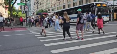 Manhattan halkı 5. caddede yürüyor.