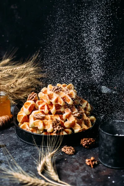 Wafel Belgia Dengan Madu Dan Kacang Pada Latar Belakang Gelap — Stok Foto