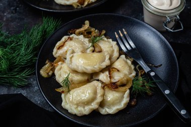 Patates ve soğanlı Vareniki. Ukrayna yemekleri