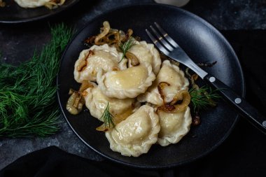 Patates ve soğanlı Vareniki. Ukrayna yemekleri