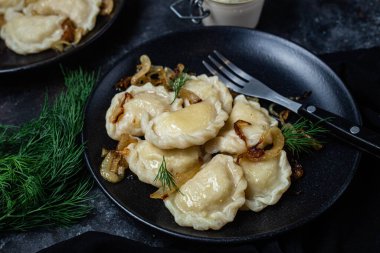 Patates ve soğanlı Vareniki. Ukrayna yemekleri