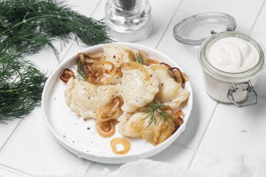 Patates ve soğanlı Vareniki. Ukrayna yemekleri