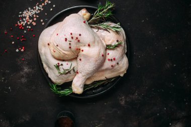 Koyu bir arka planda çiğ tavuk bacağı