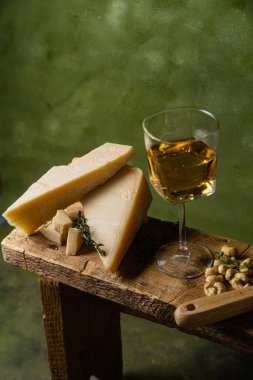 Koyu arkaplanda parmesan peyniri.