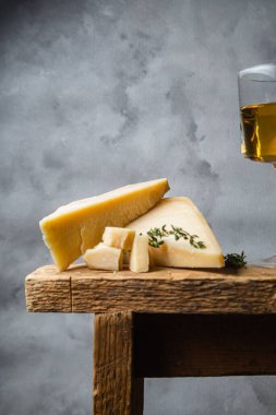 Koyu arkaplanda parmesan peyniri.