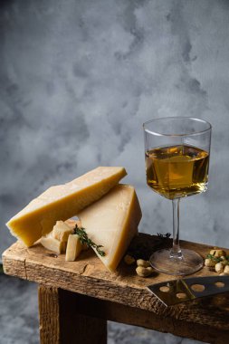 Koyu arkaplanda parmesan peyniri.