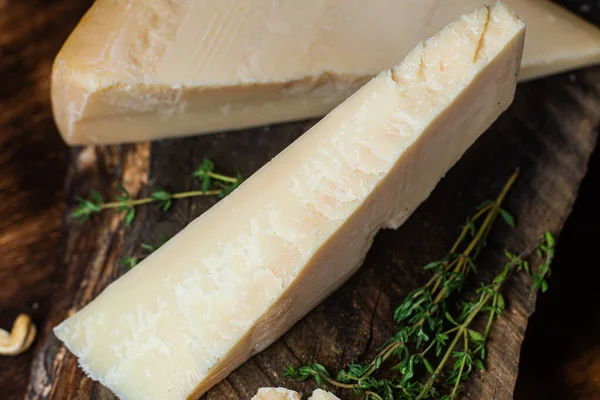 暗い背景にパルメザンチーズをクローズアップ — ストック写真