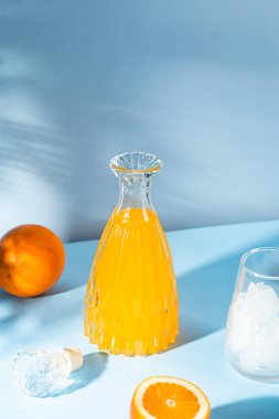 Mavi arka planda buzlu taze portakal suyu. turuncu kokteyl