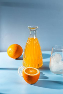 Mavi arka planda buzlu taze portakal suyu. turuncu kokteyl