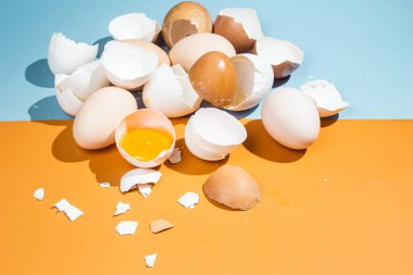 Mavi arka planda çiğ yumurta. Yumurta kabuğu