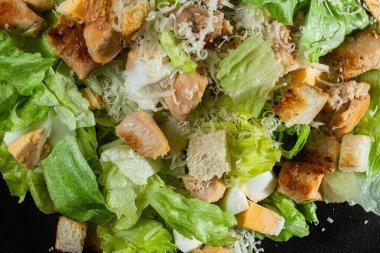 Yakın plan bir tabakta Sezar salatası