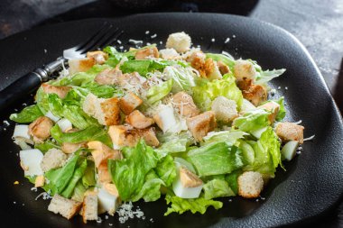 Yakın plan bir tabakta Sezar salatası