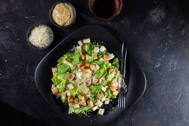 Yakın plan bir tabakta Sezar salatası