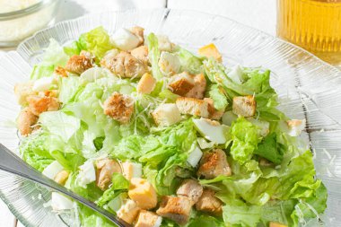 Yakın plan bir tabakta Sezar salatası