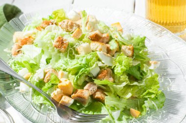 Yakın plan bir tabakta Sezar salatası