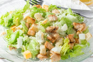 Yakın plan bir tabakta Sezar salatası