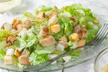 Yakın plan bir tabakta Sezar salatası