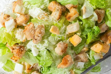 Yakın plan bir tabakta Sezar salatası