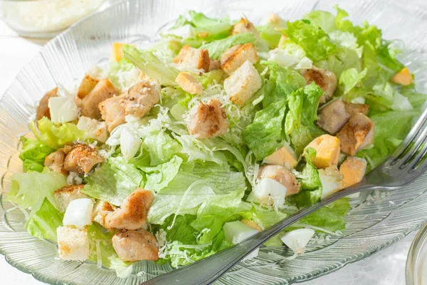 Yakın plan bir tabakta Sezar salatası