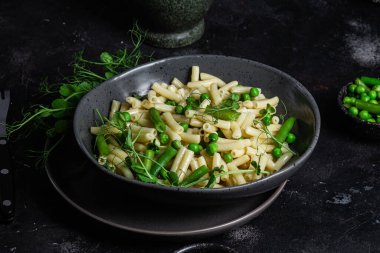 Yeşil bezelyeli makarna ve yeşil fasulye.