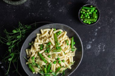 Yeşil bezelyeli makarna ve yeşil fasulye.