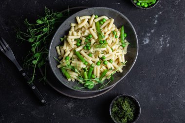 Yeşil bezelyeli makarna ve yeşil fasulye.
