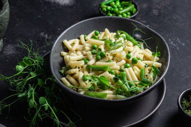 Yeşil bezelyeli makarna ve yeşil fasulye.