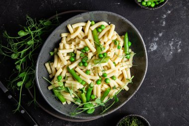 Yeşil bezelyeli makarna ve yeşil fasulye.