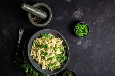 Yeşil bezelyeli makarna ve yeşil fasulye.