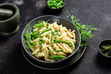 Yeşil bezelyeli makarna ve yeşil fasulye.