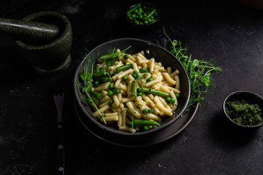 Yeşil bezelyeli makarna ve yeşil fasulye.