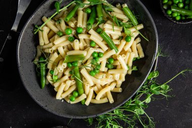 Yeşil bezelyeli makarna ve yeşil fasulye.