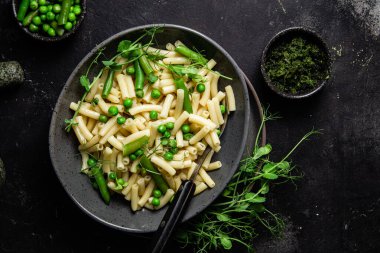 Yeşil bezelyeli makarna ve yeşil fasulye.