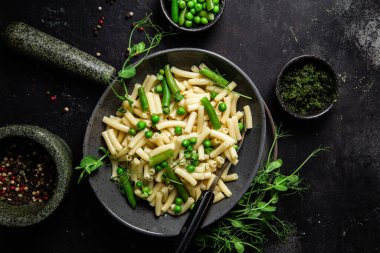 Yeşil bezelyeli makarna ve yeşil fasulye.