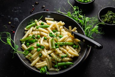 Yeşil bezelyeli makarna ve yeşil fasulye.